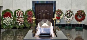 Ритуальная траурная композиция из живых цветов (6 элементов) «Элит 5»